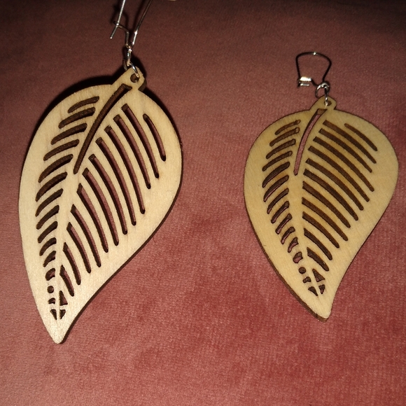 Boho Wood Leaf Feather Earrings Lightweight Carved Cut Out Bohemian Big Leaves - Picture 3 of 5